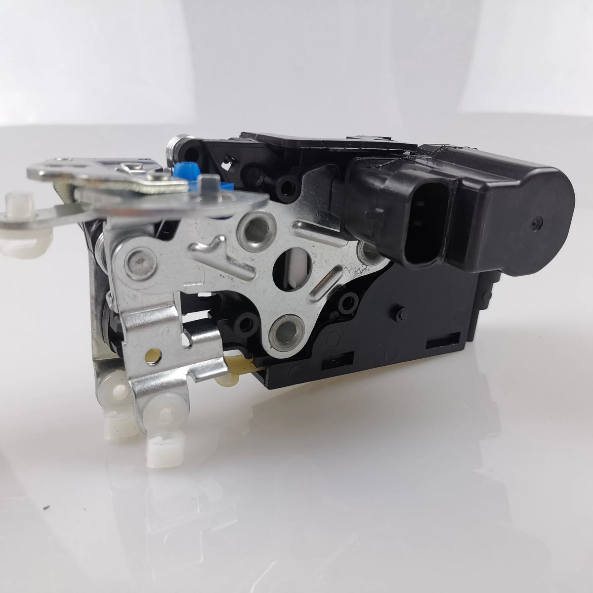 SAIC MAXUS V80 Front Door Lock Body Assembly C00002278 C00002279