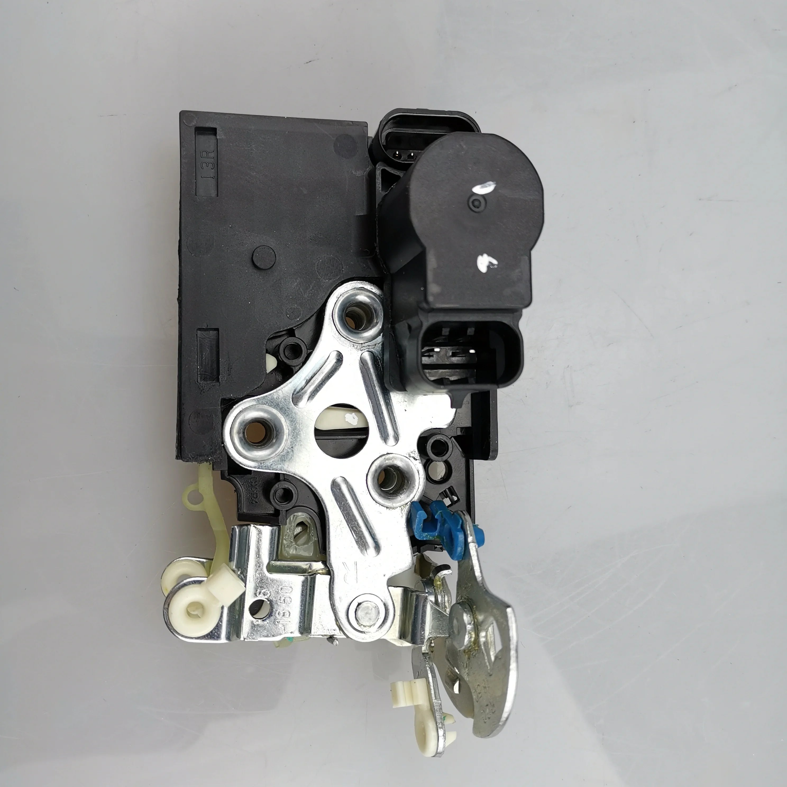 SAIC MAXUS V80 Original Front Door Lock Assembly Iron & Steel Auto Part with Model Numbers C00011569 & C00011570