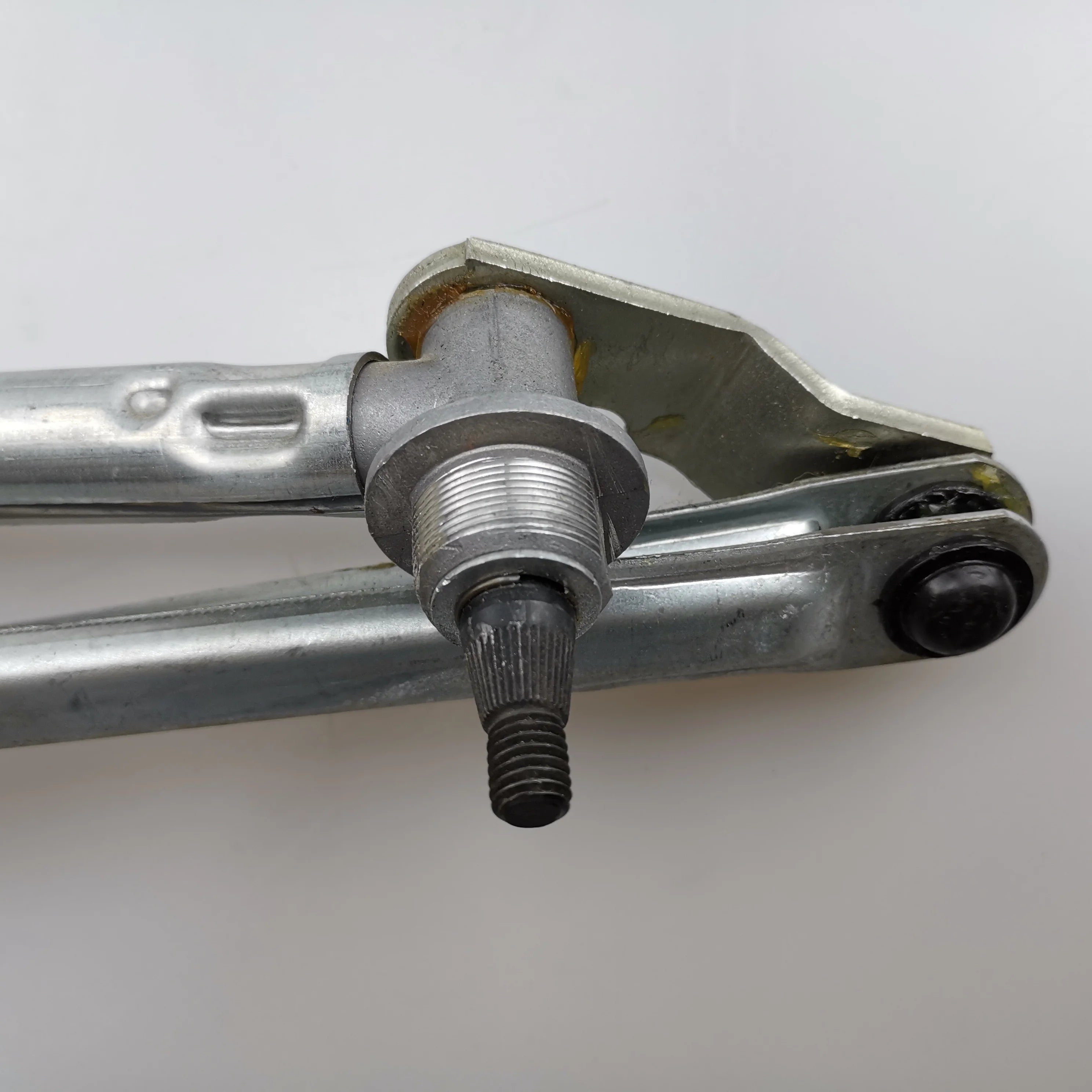 SAIC MAXUS V80 Wiper Motor Assembly Without Motor C00011367