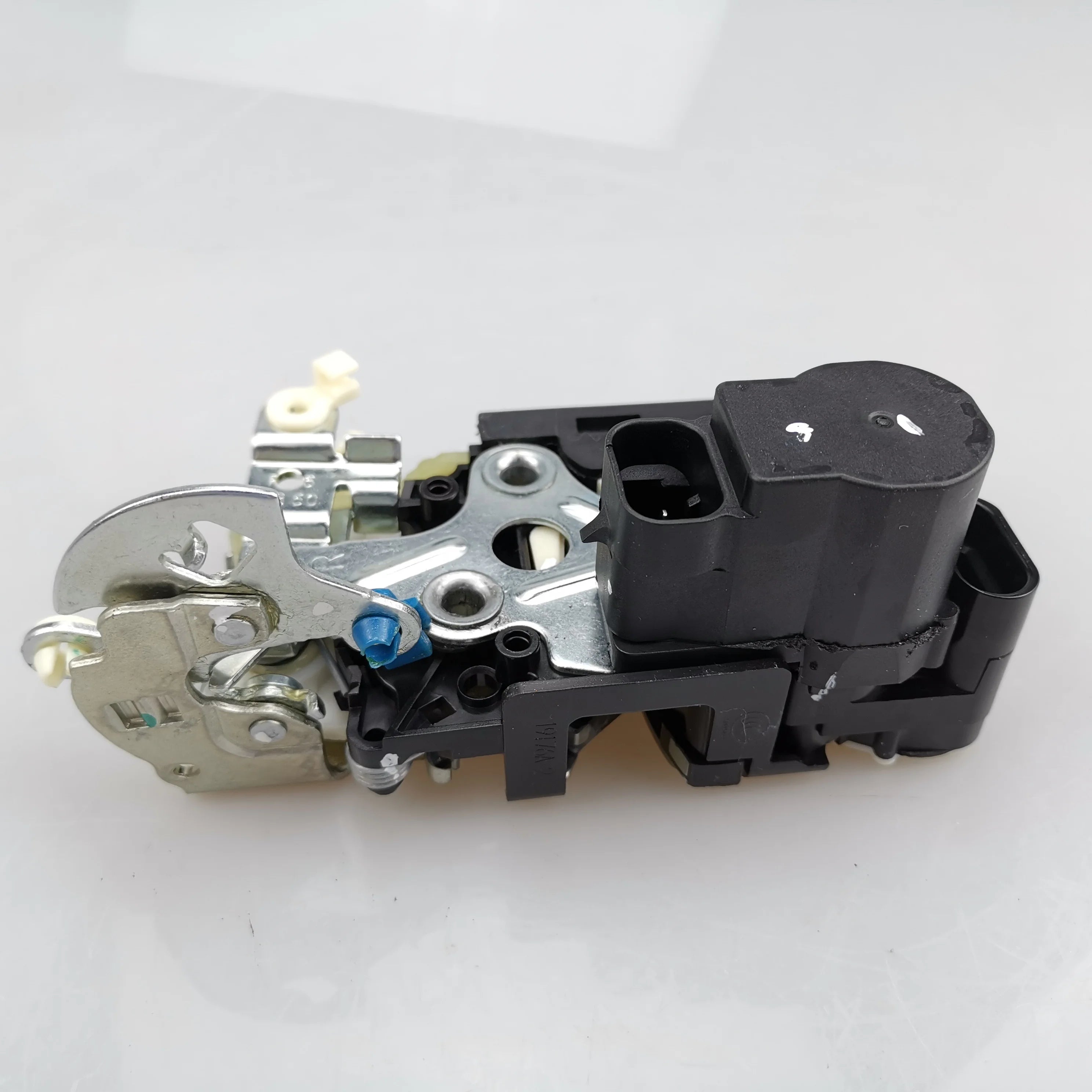 SAIC MAXUS V80 Original Front Door Lock Assembly Iron & Steel Auto Part with Model Numbers C00011569 & C00011570