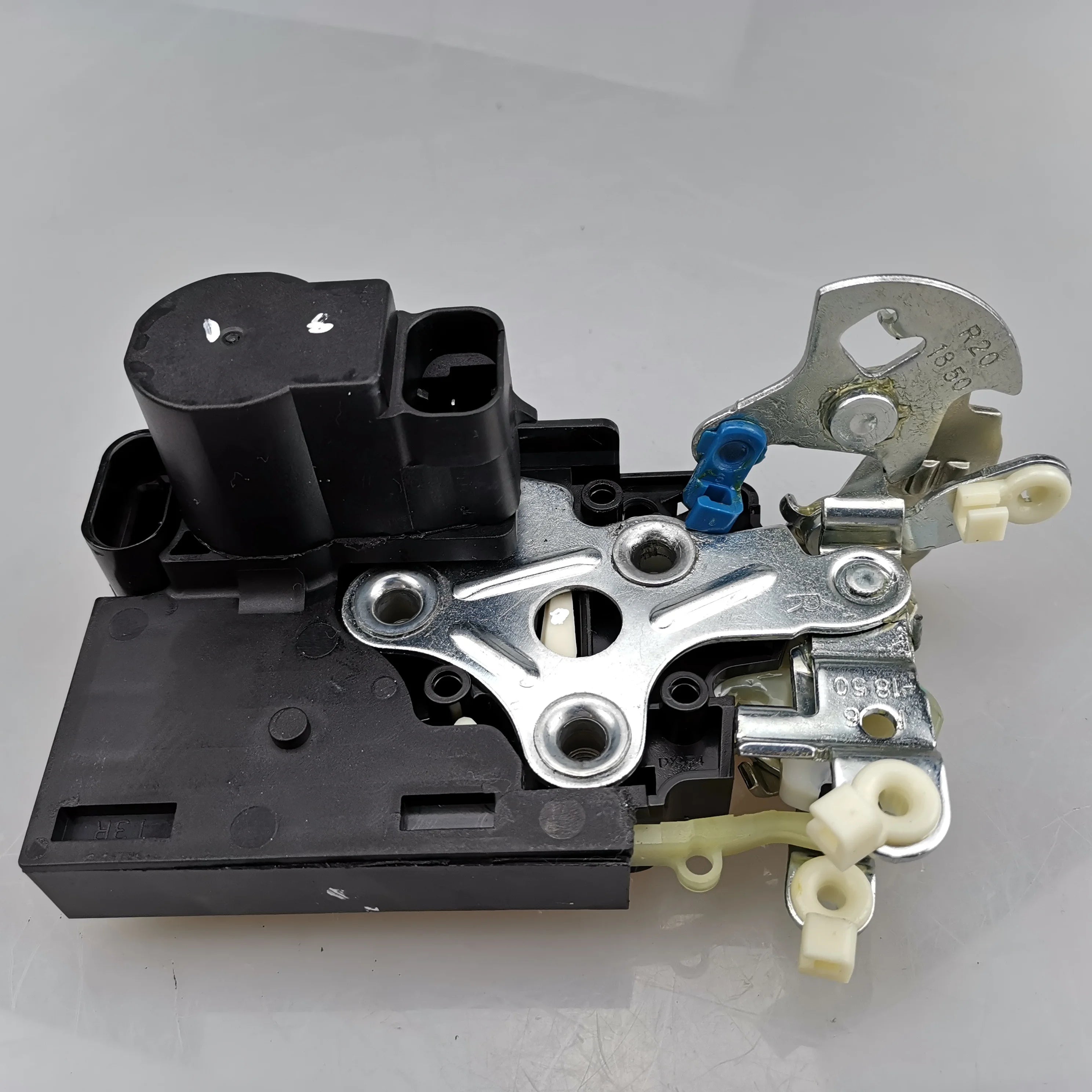SAIC MAXUS V80 Original Front Door Lock Assembly Iron & Steel Auto Part with Model Numbers C00011569 & C00011570